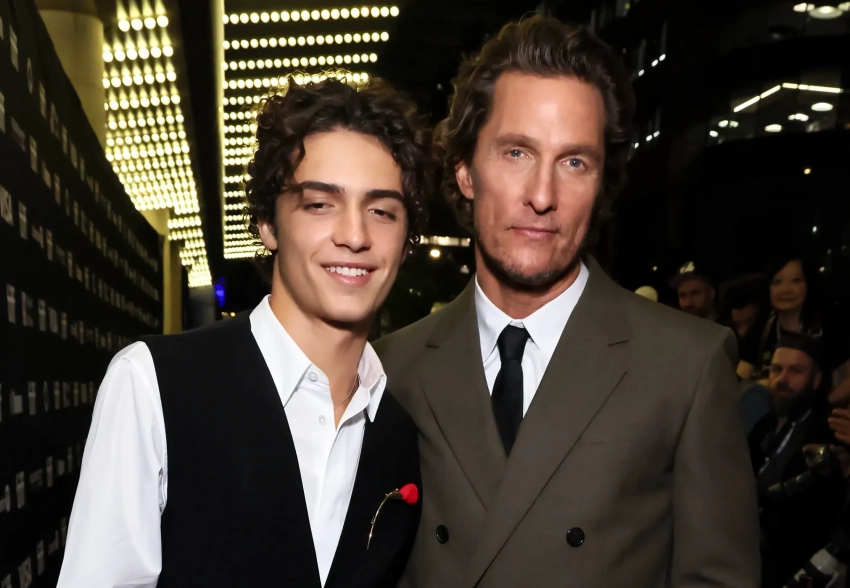 Мэттью Макконахи вышел в свет с женой, матерью и 17-летним сыном