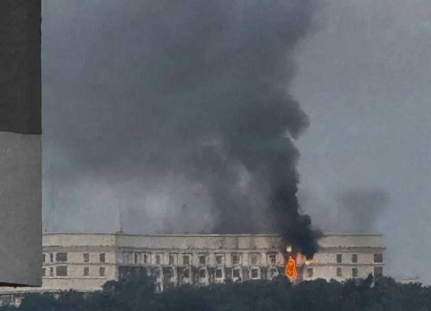 В центре Киева горит здание правительства Украины