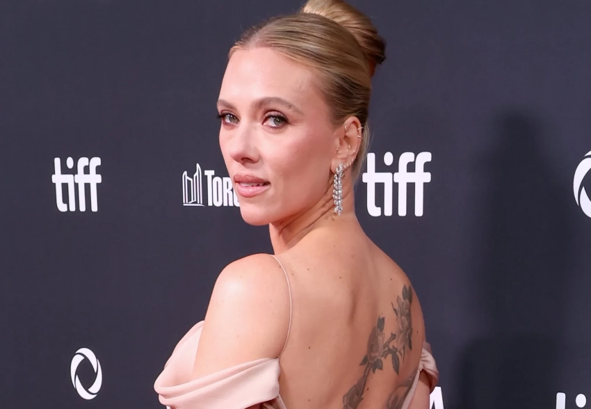 Скарлетт Йоханссон вышла в свет в платье с открытой спиной