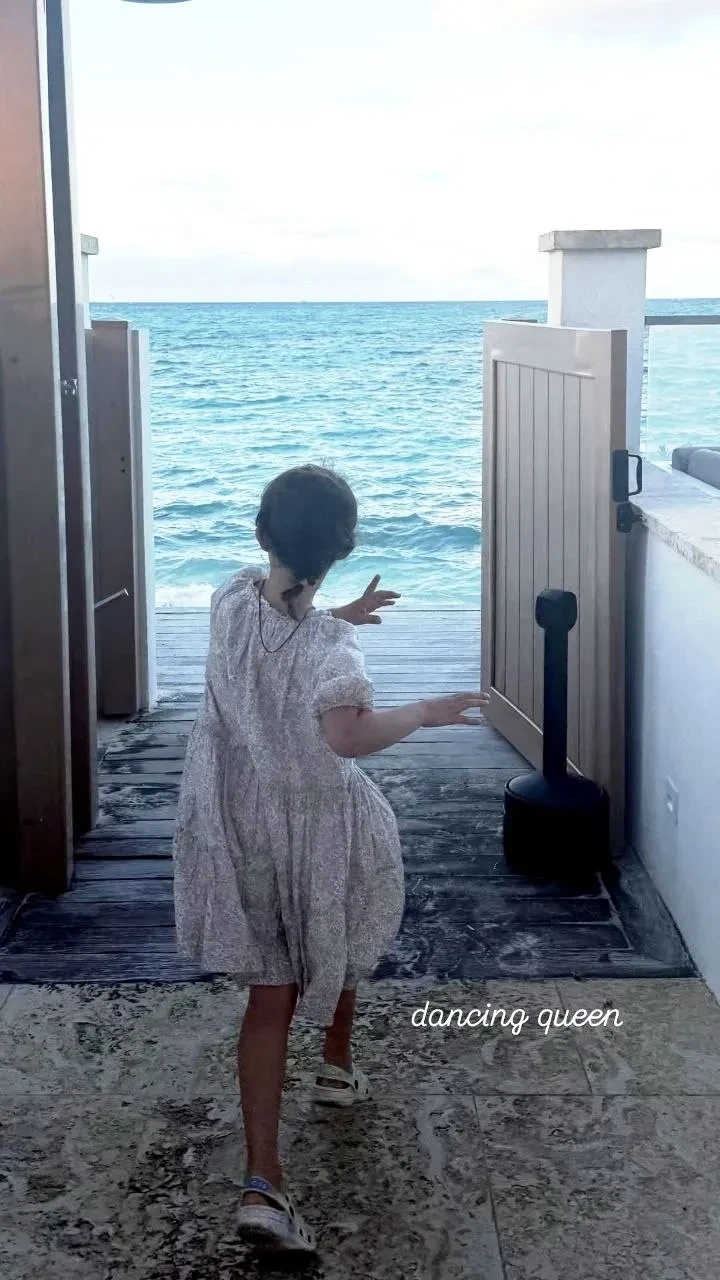 Бывшая возлюбленная Данилы Козловского отдыхает с их дочерью на райских островах